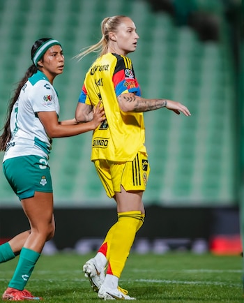 La defensora abandonó el encuentro