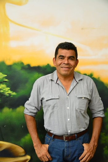 Levi Sucre Romero, coordinador de la Alianza Mesoamericana de Pueblos y Bosques (AMPB), sostiene que el éxito de una economía indígena no depende únicamente del dinero acumulado o de cuánto consiga exportar, sino de su capacidad para generar bienestar dentro del territorio. Cortesía