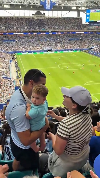 Le pidió matrimonio en medio del partido de Uruguay y justo llegó el empate de Cabo Verde (captura video)