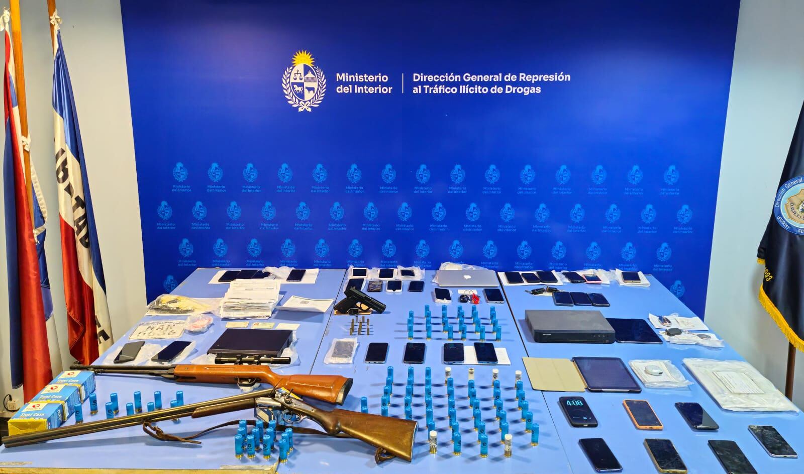 La Policía incautó allí varias armas, dinero en efectivo, cartuchos de bala, cámaras de videovigilancia, balanza de precisión, marihuana, cocaína y varios celulares (Ministerio del Interior)