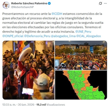 Una pantalla con un tuit de Roberto Sánchez, dos fotos de multitudes manifestándose de noche y un mapa de Perú con regiones coloreadas