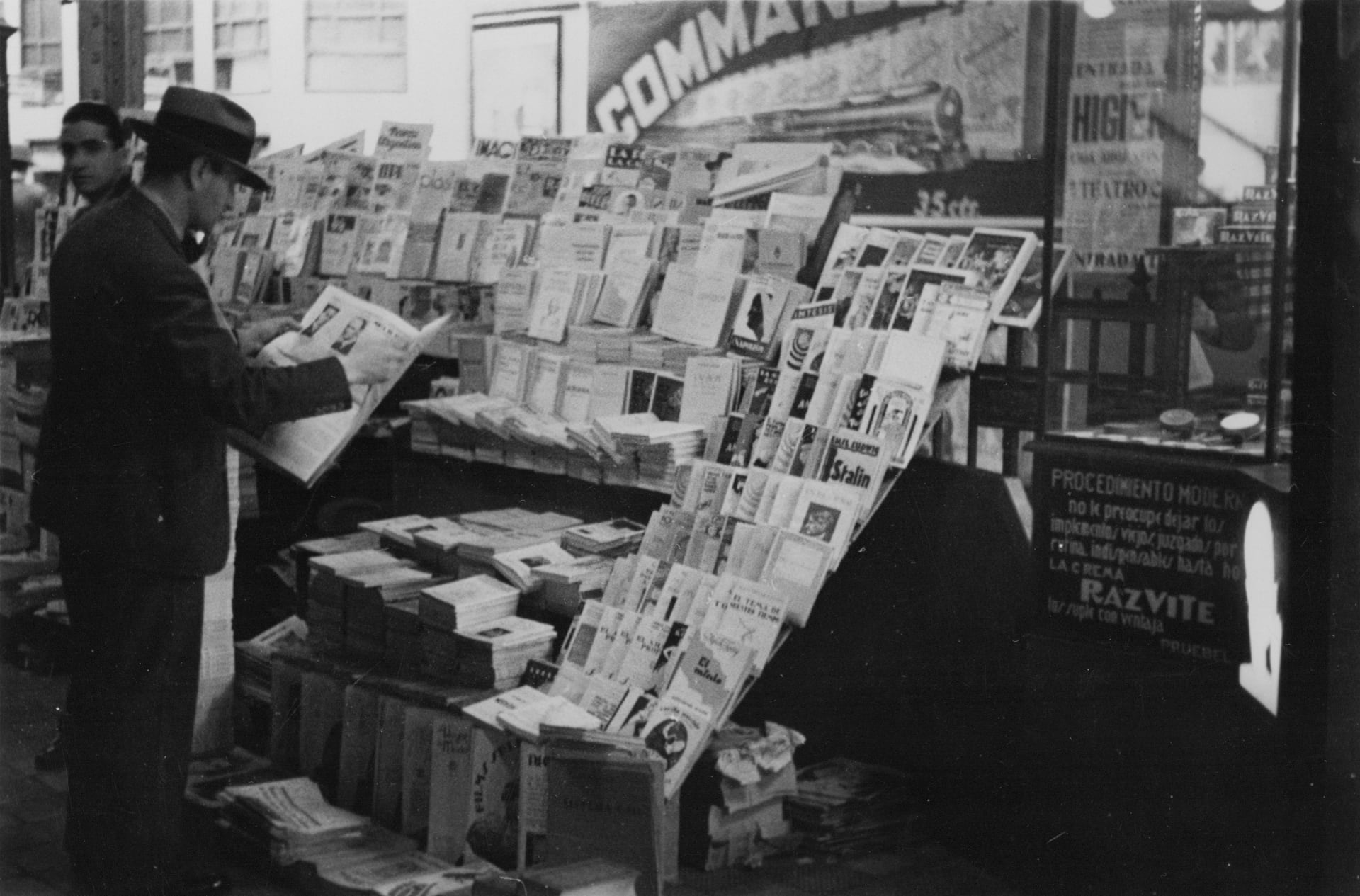 Puesto de diarios y revistas en 1938