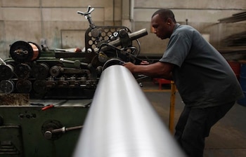 Imagen de archivo de un empleado trabajando en la compañía Sociedade Paulista de Tubos Flexiveis (SPTF) que produce mangueras de metal flexibles, en San Pablo, Brasil (REUTERS/Nacho Doce)