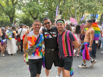 Grupo de amigos en el Orgullo LGTBI+ en Madrid. (Infobae España)