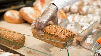 El pan es el alimento fresco peor valorado del supermercado: más de la mitad aún prefiere comprarlo en panaderías
