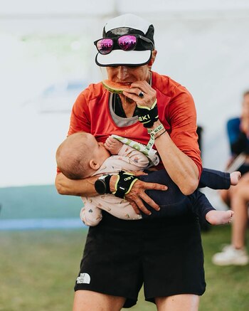 Stephanie Case amamantando a su