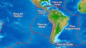 Mapa de relieve de América y océanos adyacentes, con líneas rojas y flechas que señalan las placas del Pacífico, Cocos, Caribe, Nazca, Sudamericana y Scotia.