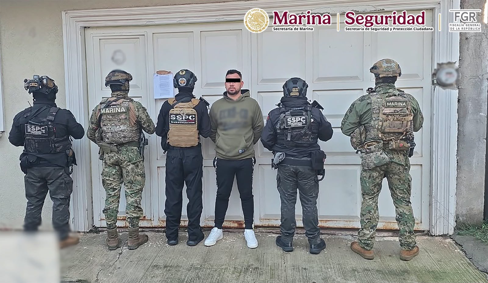 Fotografía de las autoridades tras el arresto de Andrés