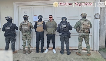 Fotografía de las autoridades tras el arresto de Andrés "N". Crédito: Gabinete de Seguridad