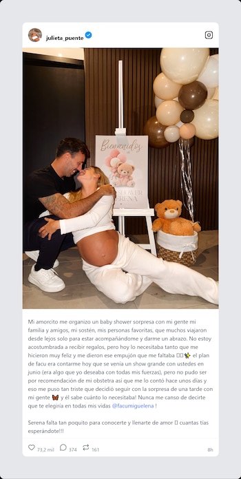 Juli Puente, embarazada, abraza a un hombre mientras ambos sonríen. Detrás, un cartel de 'Baby Shower Serena' y una decoración con globos de tonos tierra