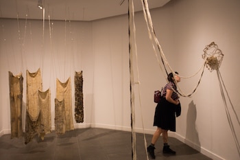 La exposición reúne a 39 artistas vinculados con cuatro talleres de la ciudad de Buenos Aires