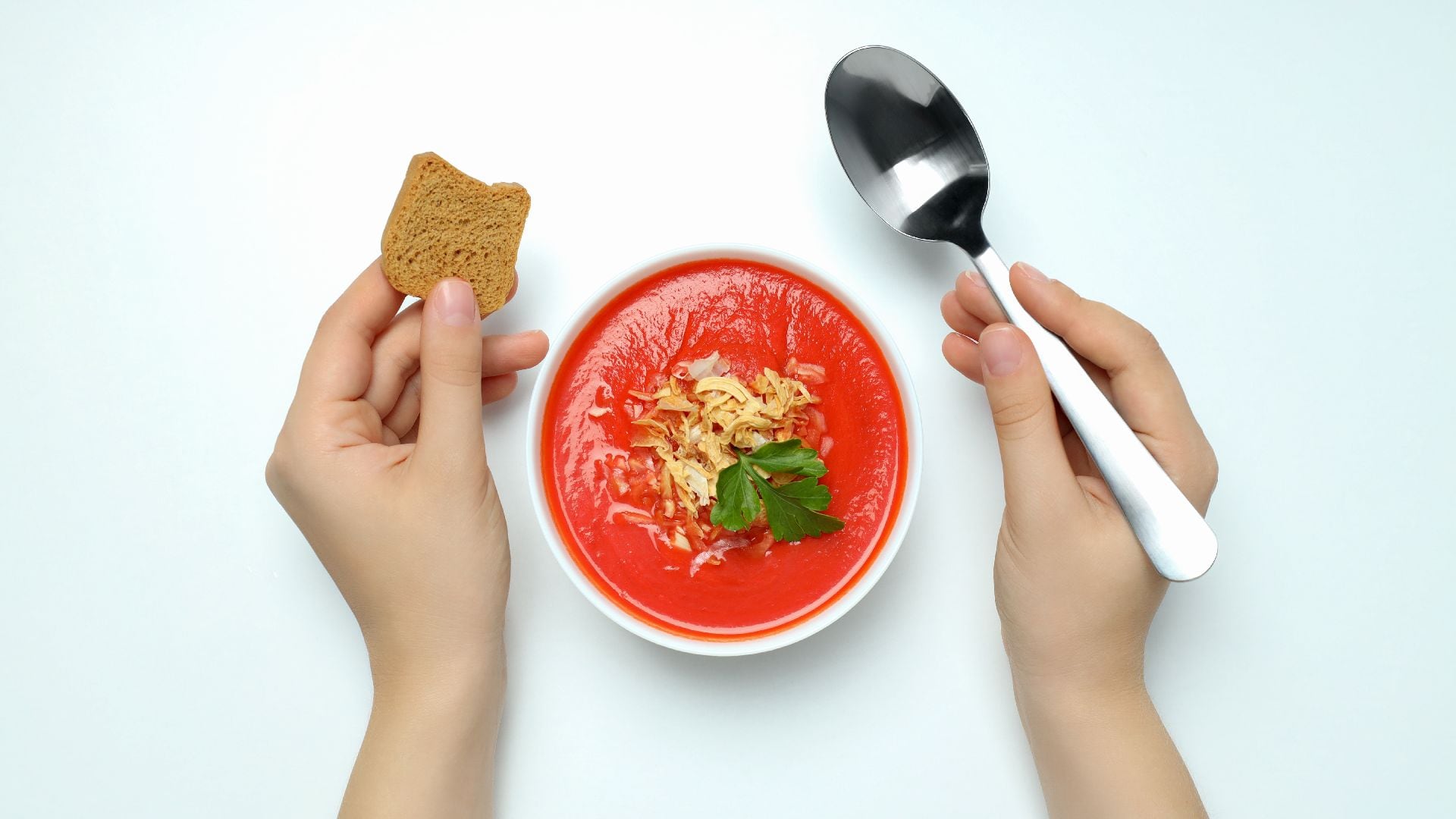 Según el último informe conocido de la Administración Nacional de Medicamentos, Alimentos y Tecnología Médica ANMAT el lote observado de tomates triturados (Marolio) no representa peligro para quienes consuman o posean el producto. (Freepik)