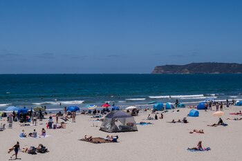 Las playas de Coronado, antes exclusivas, exhiben carteles de alerta sanitaria por contaminación del agua (San Diego Union-Tribune)