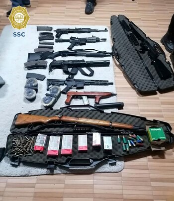 El arsenal asegurado incluía fusiles