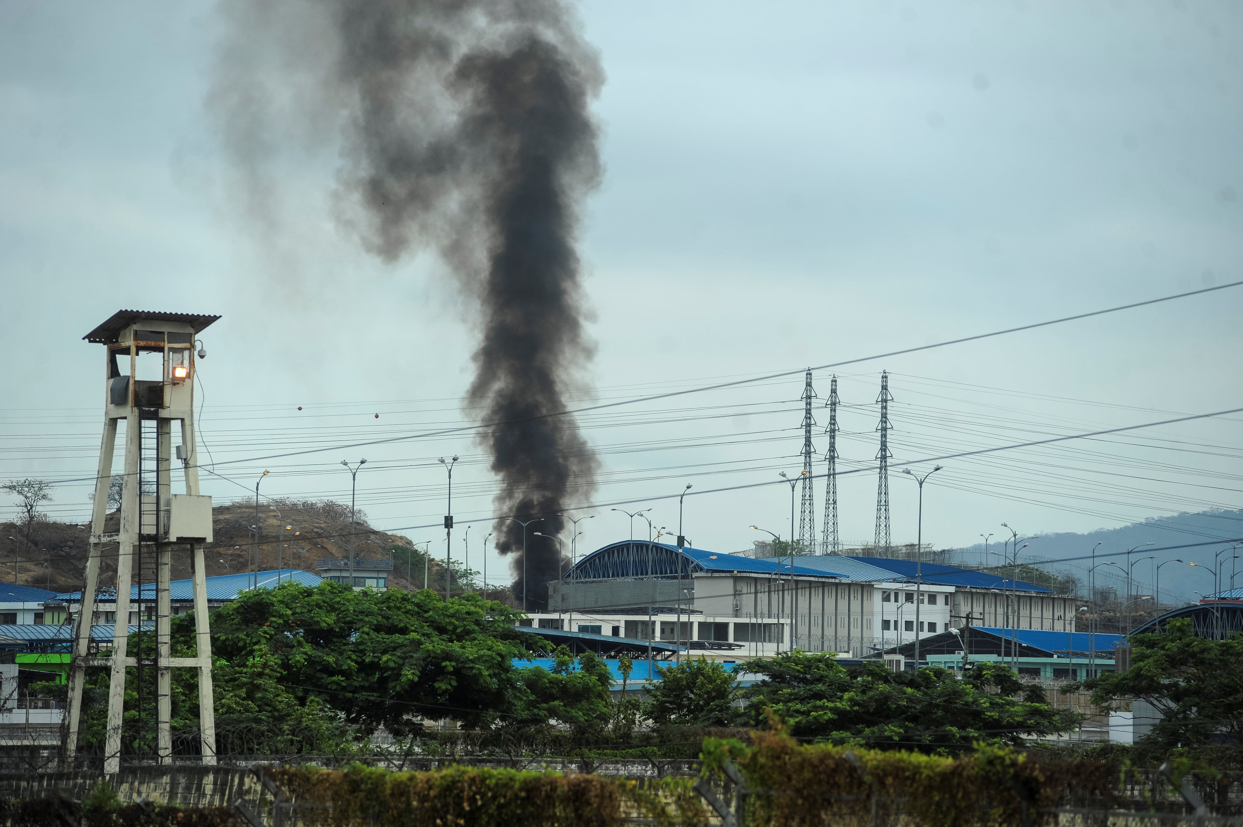 Vista de humo que sale del interior de la penitenciaría del Litoral en Guayaquil (Ecuador). Foto de archivo. EFE/Juan Diego Montenegro