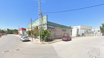 Las “llamas de gran intensidad y explosiones” de un incendio declarado en una zona industrial de Cehegin (Murcia) dificultan su control