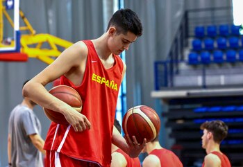 Aday Mara en un entrenamiento con la selección española sub-18 (EFE/Raquel Manzanares)