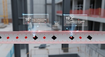 Vista detallada de una cinta métrica con marcas rojas y rombos negros. Gráficos flotantes muestran "16" y "19.2" pulgadas. El fondo es una obra en construcción borrosa.