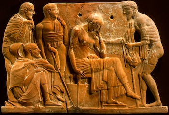 Relieve de terracota con seis figuras masculinas. Un hombre sentado con la mano en la cabeza. Otro hombre toca una lira. Cuatro hombres observan de pie y sentados