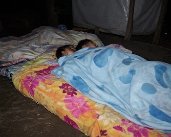 Entre colchones, sábanas y frazadas, residentes de las comunidades afectadas intentaron descansar mientras los movimientos sísmicos continuaban sacudiendo la península de Azuero. Captura de video de Telemetro