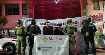 Elementos de la Semar y la Femdo realizaron un cateo en un inmueble de la colonia Juárez, donde fueron detenidos dos presuntos operadores de la Unión Tepito. (Semar)