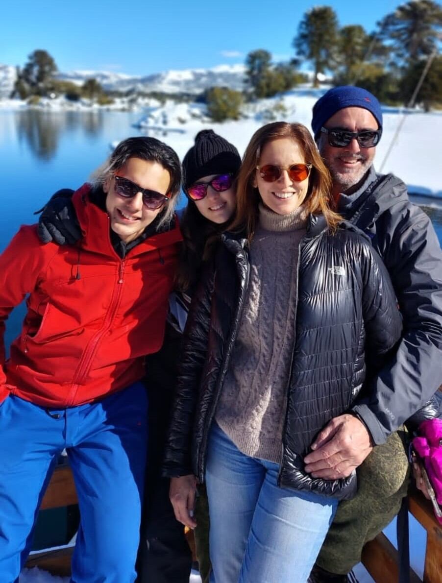 Cecilia Boufflet junto a su pareja y sus dos hijos