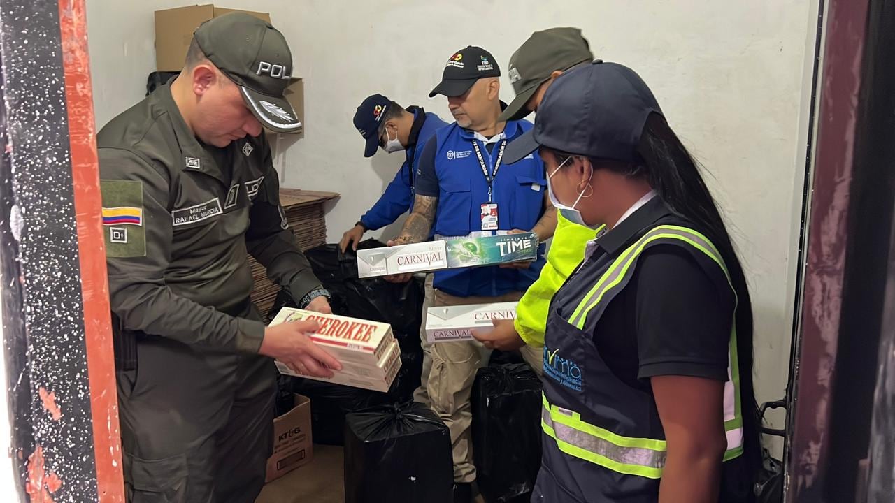 En el operativo fueron incautadas 11.108 cajetillas de cigarrillos de origen extranjero - crédito Policía Nacional de Colombia