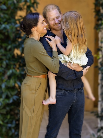 Los duques de Sussex con su hija Lilibet en una imagen de archivo. (Instagram @meghan)