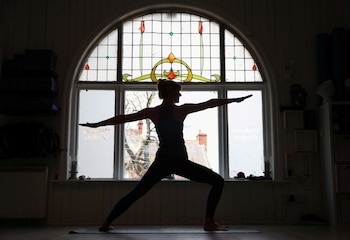 Una instructora de yoga en