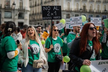 Numerosas personas se manifiestan por