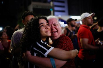 Una mujer llora de emoción por la victoria de Lula en el ballotage