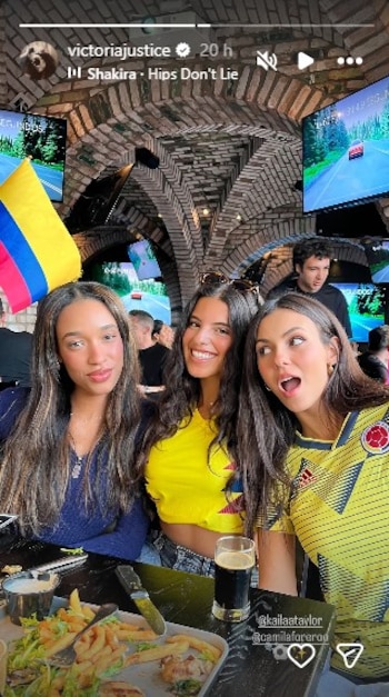 Justice vio el partido con dos amigas en un bar de San Fernando Valley, sector de Los Ángeles en el que creció - crédito @victoriajustice/Instagram