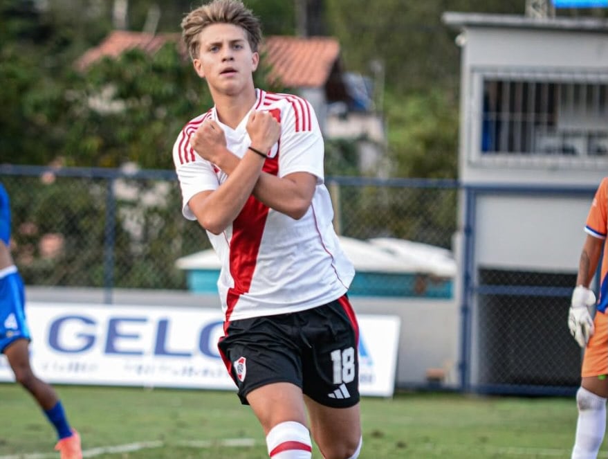 Valentino López jugando en River como su padre