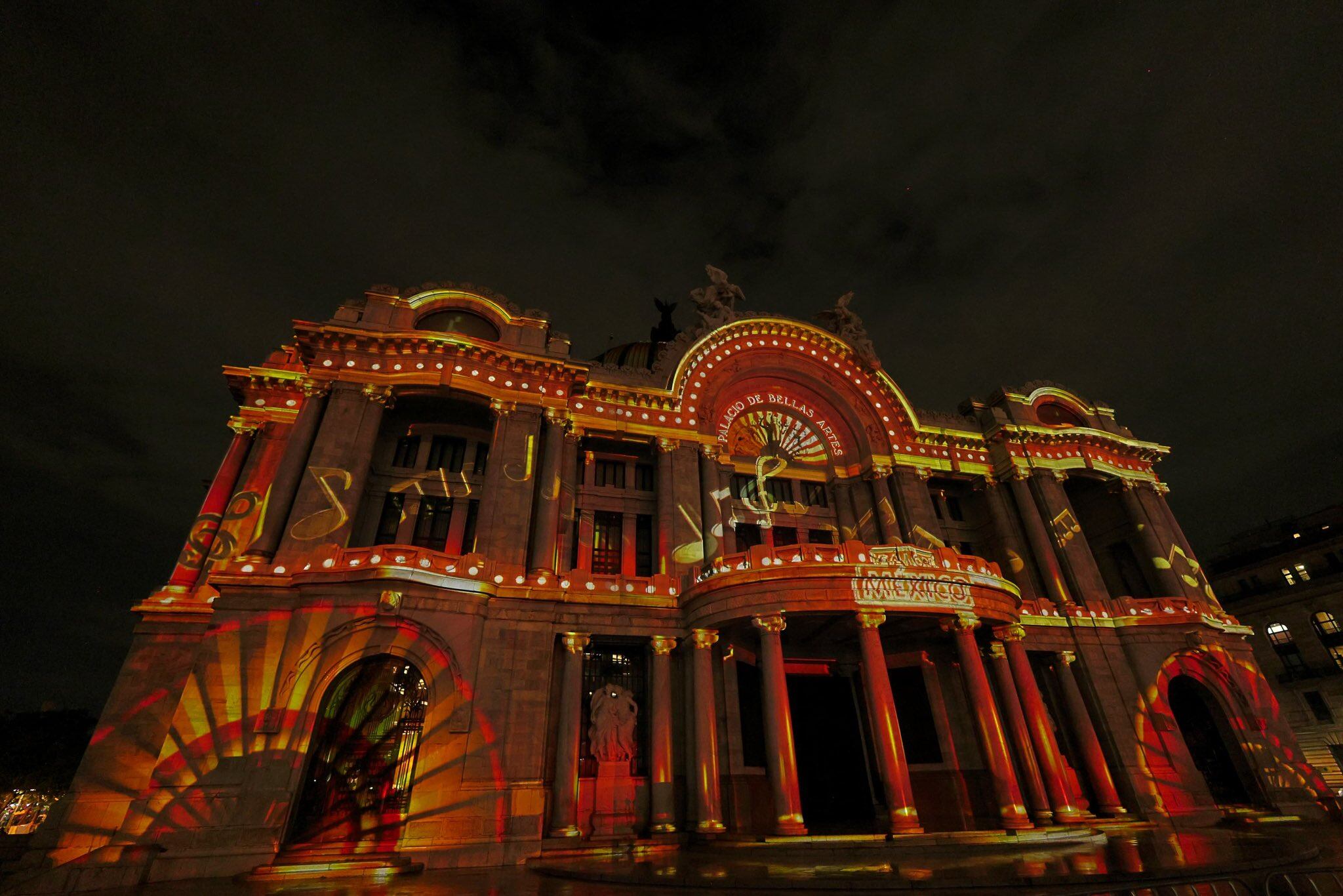 El proyecto Memoria Luminosa llega a su cuarta edición con 12 funciones gratuitas sobre la fachada del Palacio de Bellas Artes, su escenario más ambicioso hasta ahora. (@ClaraBrugadaM)
