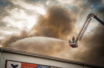 Los bomberos trabajan en el