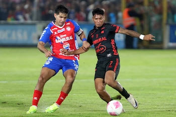 Jesús López, de Xelajú MC (i), disputa un balón con Rudy Muñoz, de Municipal, este sábado en la final de la Liga Nacional de Fútbol de Guatemala, en el estadio Mario Camposeco, en Quetzaltenango. EFE/ Fernando Ruiz