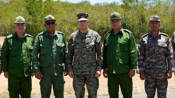 El jefe del Comando Sur se reunió con un general de la dictadura cubana en la base estadounidense de Guantánamo