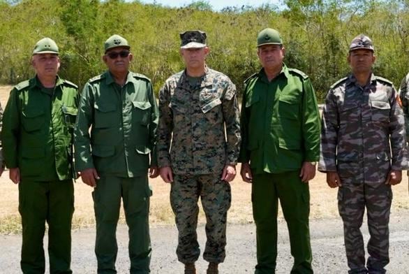 El comandante general Francis L. Donovan se reunió hoy con el general de cuerpo de ejército Roberto Legrá Sotolongo, primer viceministro del Estado Mayor, y otros altos mandos de las fuerzas armadas cubanas en el perímetro de la base naval de la Bahía de Guantánamo, Cuba.