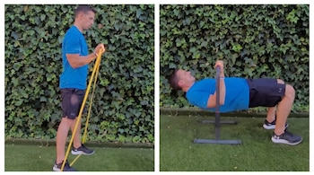 Díptico: Un hombre en camiseta azul y shorts negros realiza curls con banda elástica y remos invertidos en barras paralelas al aire libre.