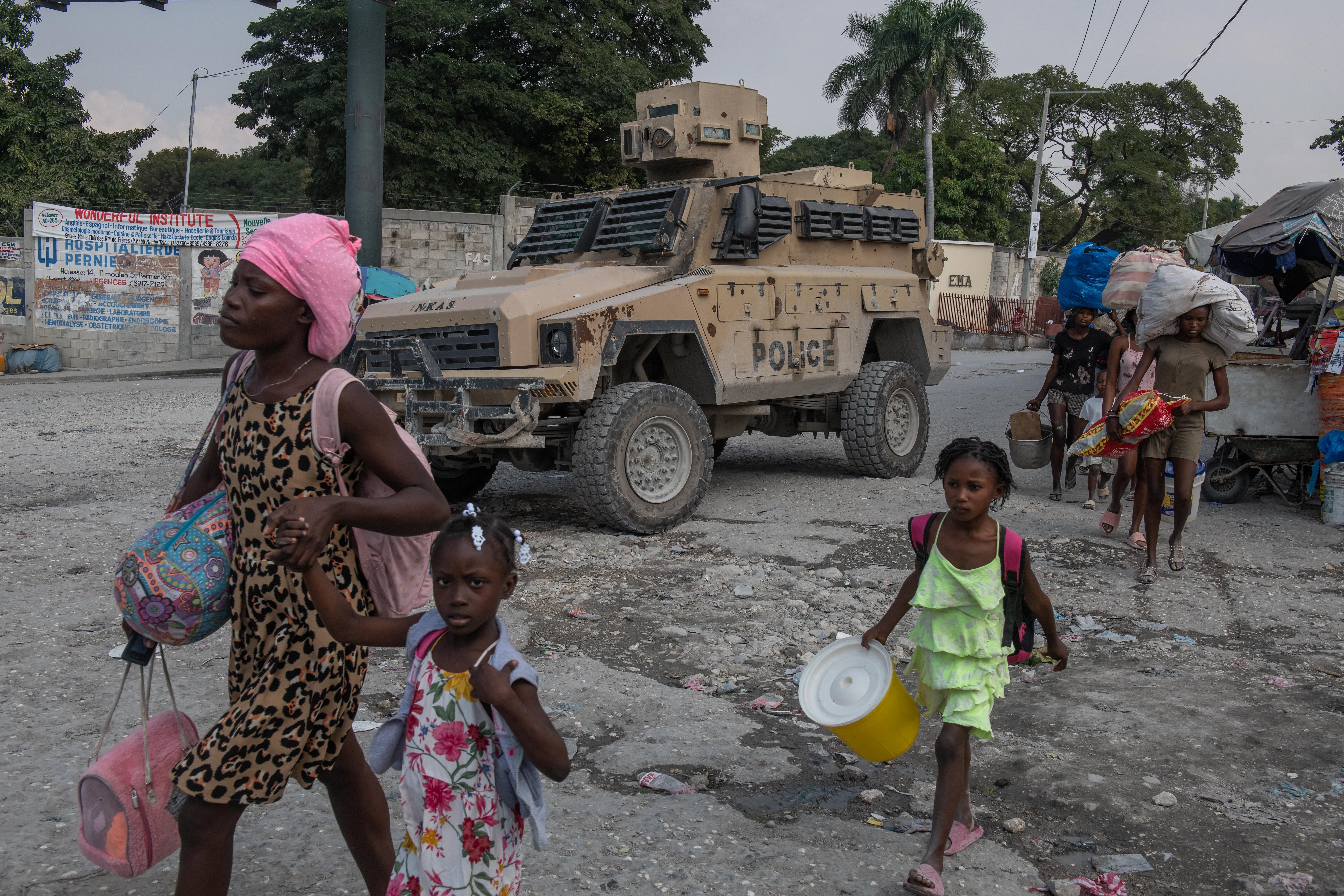 El deterioro de la seguridad en Artibonite afectó a las familias refugiadas y alteró las rutas del desplazamiento interno (EFE/Johnson Sabin)