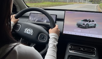 El interior del Changan NEVO Q05 incluye pantalla táctil de 14,6 pulgadas, panel digital de 10,17 pulgadas, Apple CarPlay, Android Auto y carga inalámbrica de 50 W.