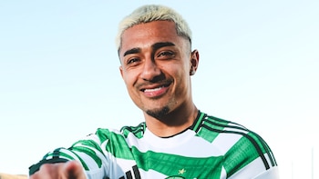 Julián Araujo se queda en