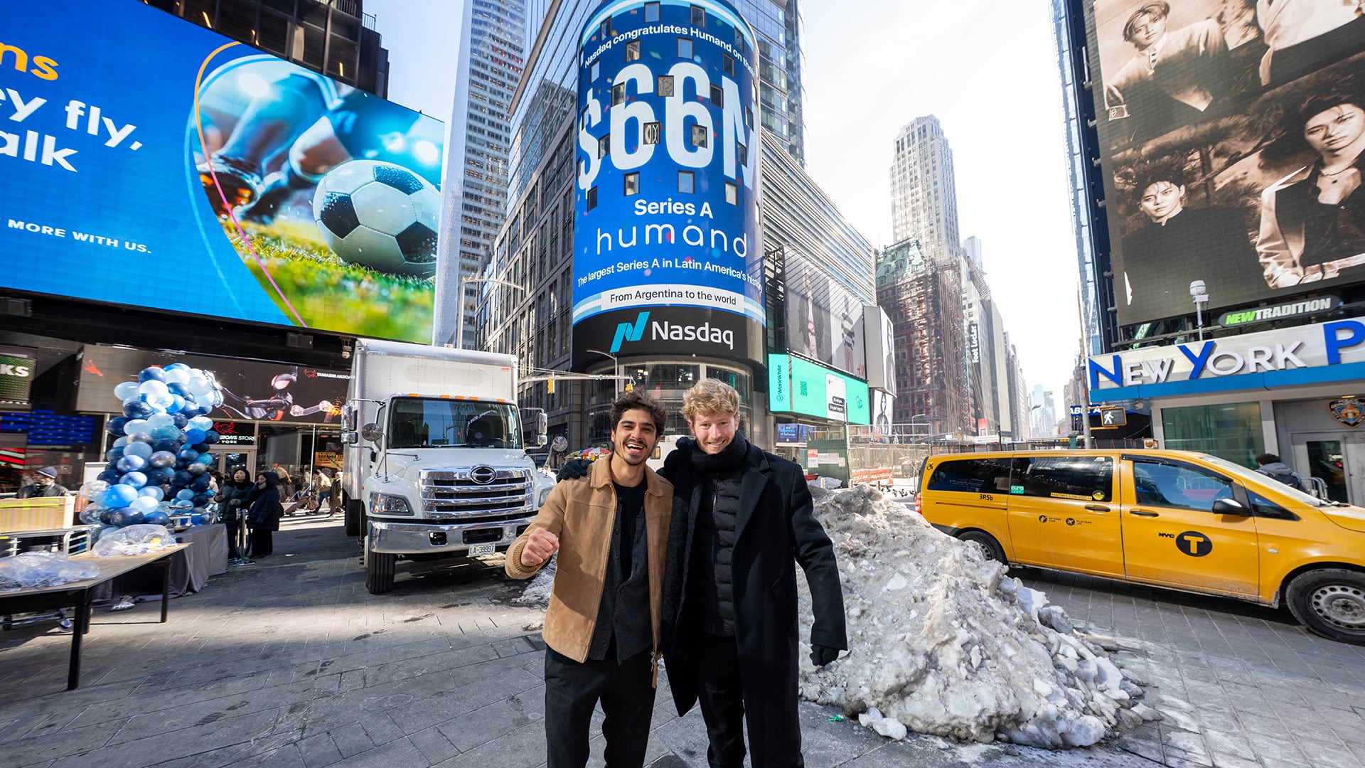 Los fundadores de la HR Tech en frente a la pantalla del Nasdaq, en Manhattan