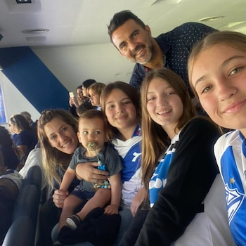 Fabián Cubero con sus hijos