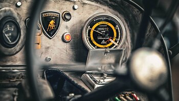 Debajo del reloj que indica