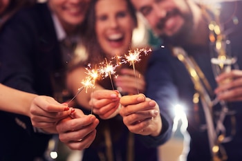 Para las Fiestas, hay quienes organizan celebraciones con amigos y no con la familia; mostrando el valor sentimental que tienen las amistades para muchos (Getty)