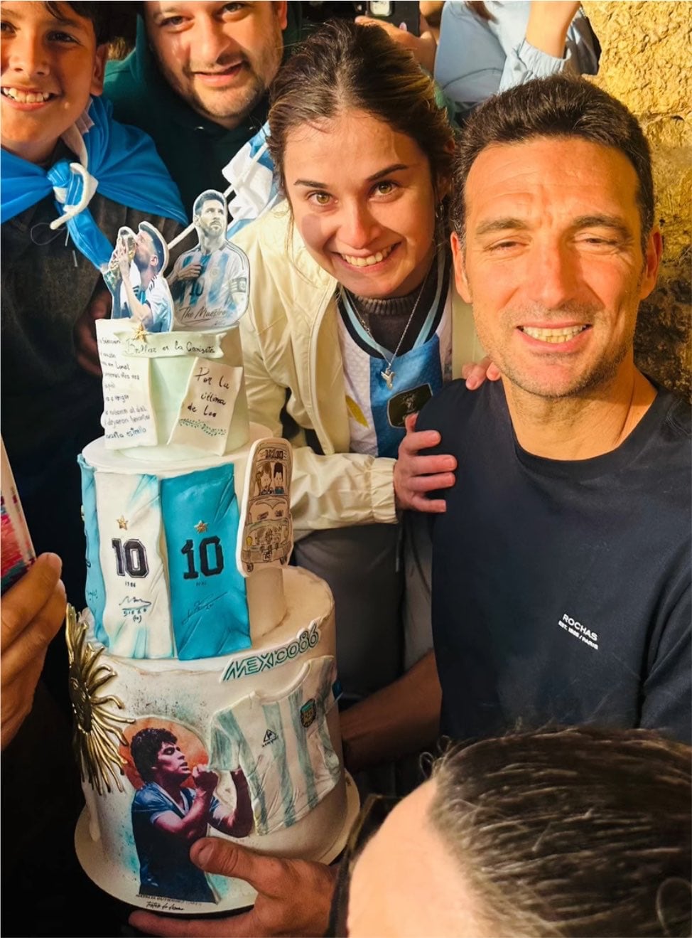 Scaloni y el regalo de una fanática: una torta bien de Selección