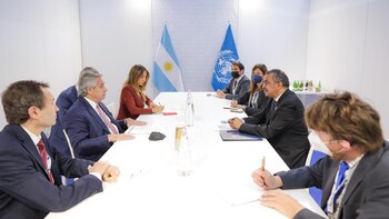 Alberto Fernández junto al director