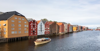 una canal con casas típicas noruegas