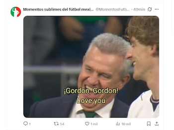 Dos hombres riendo, uno canoso con traje y corbata, y otro joven rubio. Texto superpuesto: '¡Gordon, Gordon! Love you'. Captura de pantalla de tuit